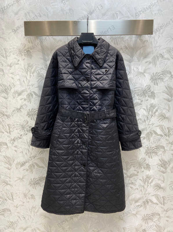 Trench Coat Designer Womens Ringer Cotton Triangle Label Lapel Profile Jacket Recycled Nylon Gabardine Fabric A Belted Waist Slim Outerwear Women Clothes 1970
Trench Coat Designer Womens Ringer Cotton Triangle Label Lapel Profile Jacket Recycled Nylon Gabardine Fabric A Belted Waist Slim Outerwear Women Clothes 1970