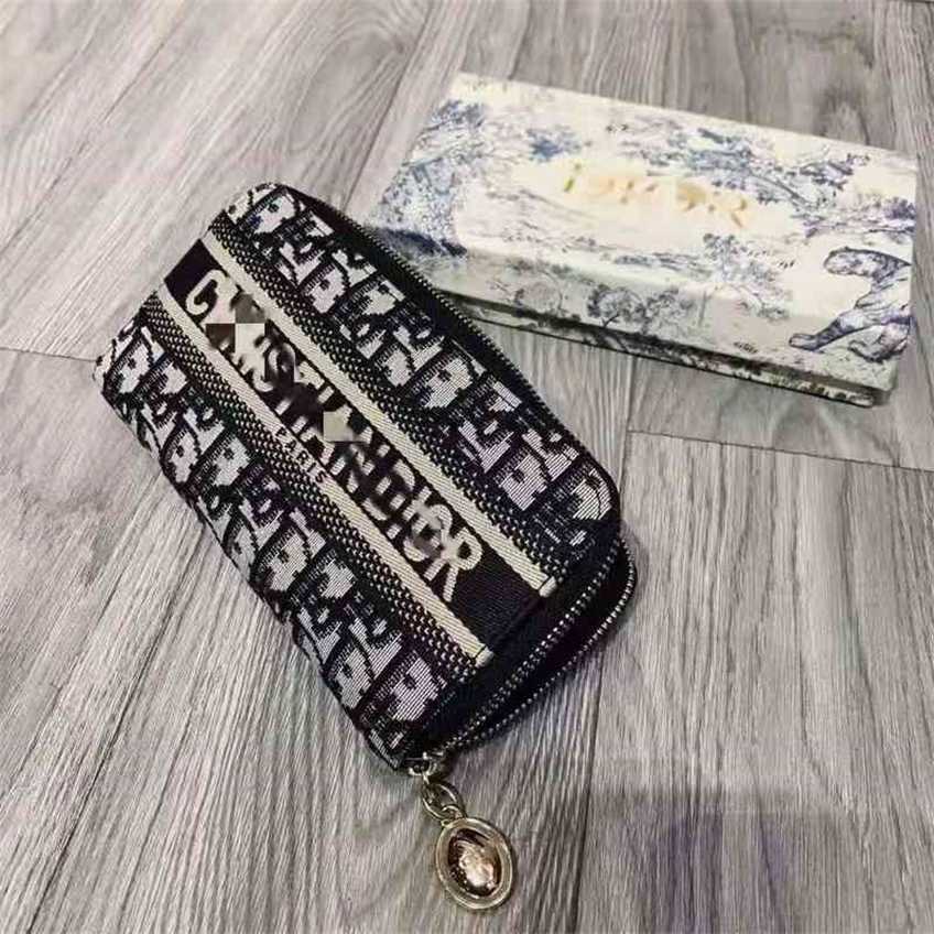 Bags Zero wallet family new pattern canvas embroidery long card bag zipper simple hand belt box Purses, Picture color
Bags Zero wallet family new pattern canvas embroidery long card bag zipper simple hand belt box Purses, Picture color