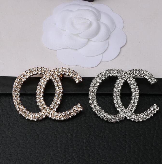 23ss 2color Luxury Brand Designer Letters Brooches Small Sweet Wind Gold Plated Brooch Suit Pin Crystal Pearl Fashion Jewelry Accessorie Marry Wedding Party Gift