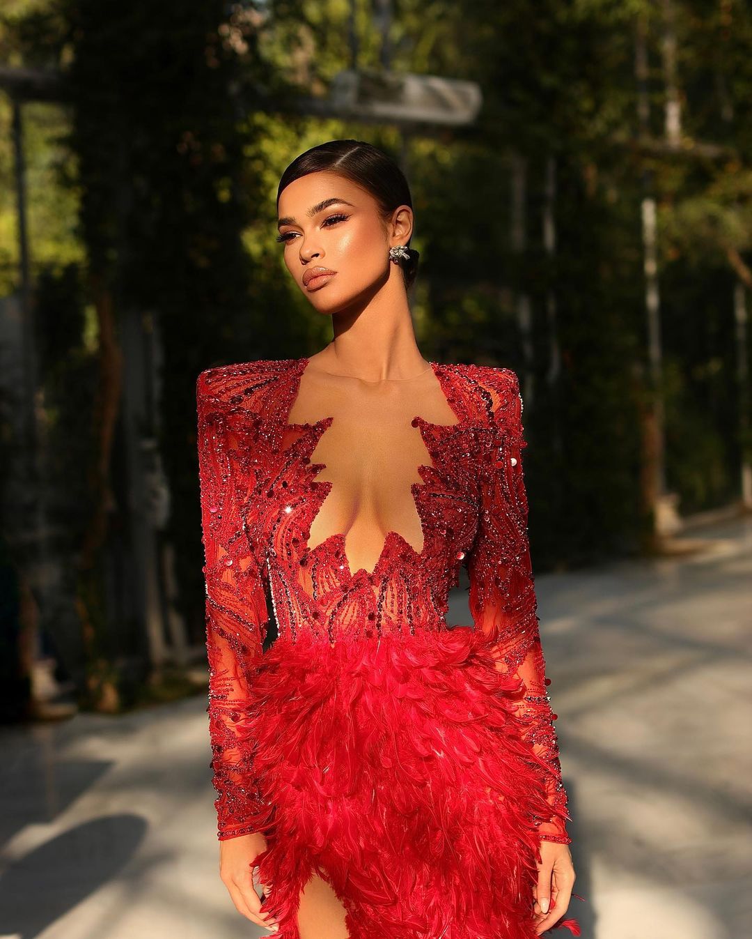 Sexy Red Feathers Prom Dresses Sheer Neck Lace Sequined Party Dresses Beads Side Split Illusion Custom Made Evening Dress