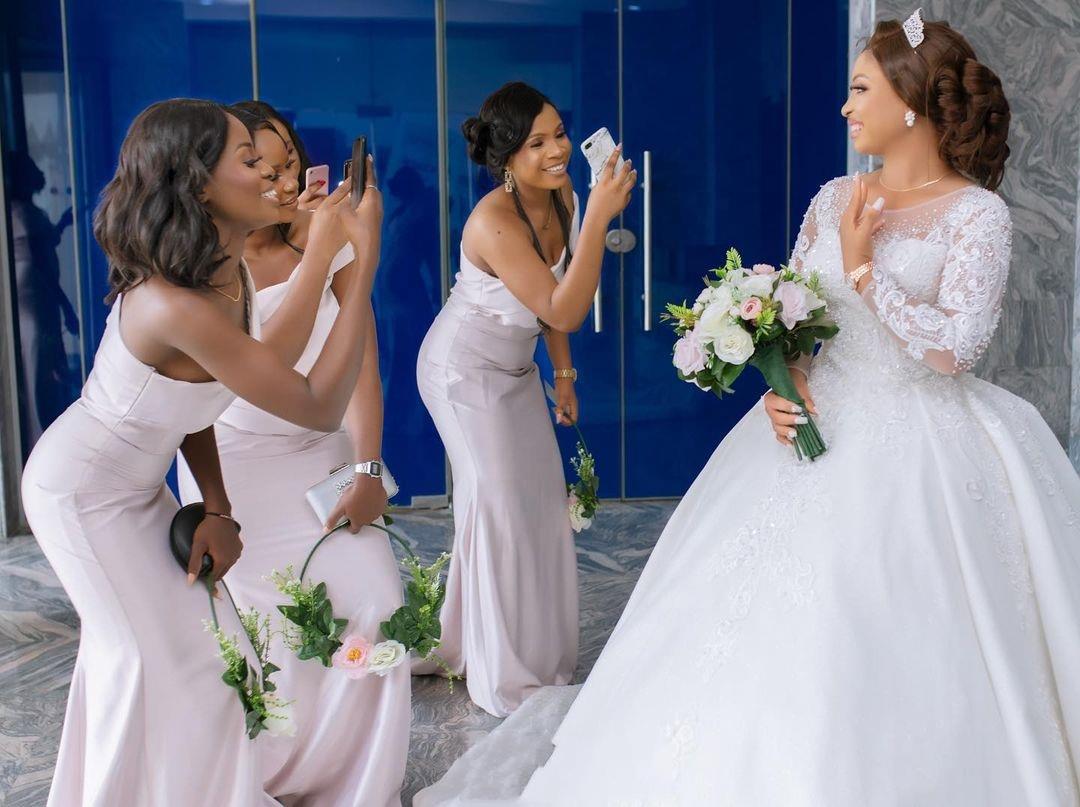 Luxury Chapel Train Ball Gown Wedding Dresses Long Sleeves Lace Appliques Beaded Crew Neck Arabic Dubai Nigeria White Satin Bridal Gowns Vestido De No