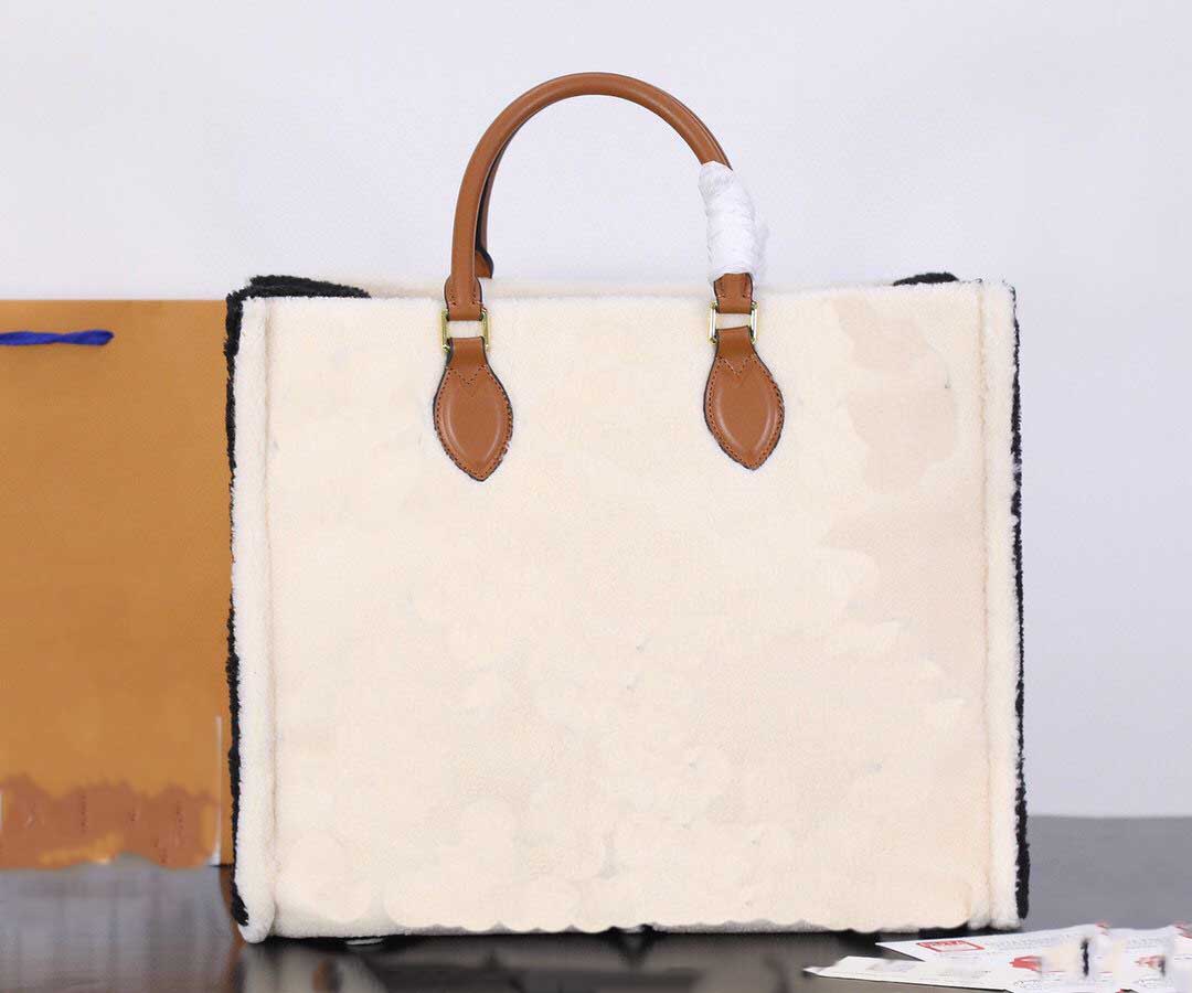 2022 Designers Bags Handbags Women Messenger Handbag Sac Plat Embossing Onthego Small Tote Shoulder Crossbody Bag free ship, White
2022 Designers Bags Handbags Women Messenger Handbag Sac Plat Embossing Onthego Small Tote Shoulder Crossbody Bag free ship, White