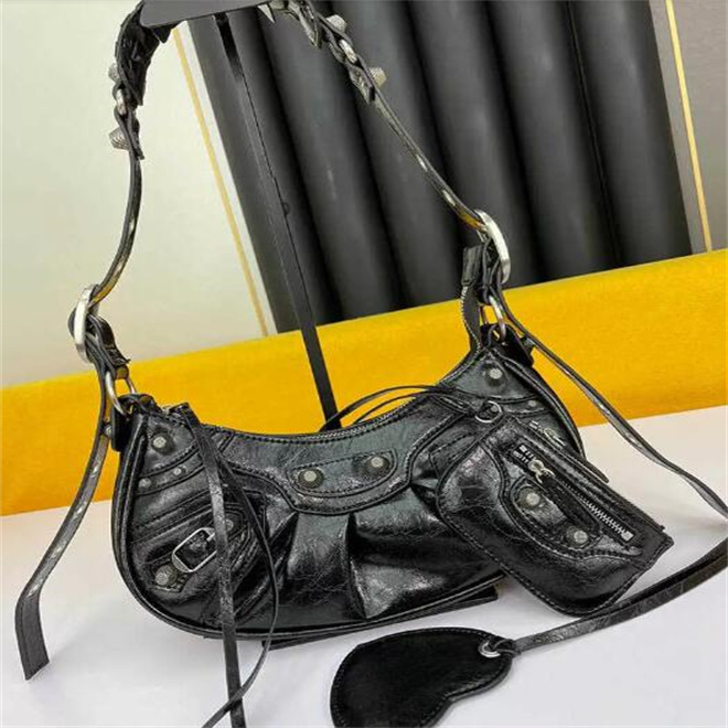 Classic Motorcycle Bag Genuine Leather Handbag Messenger Bags Woman Shoulder Cross Body Bag Wallet locomotive Bags, Champagne
Classic Motorcycle Bag Genuine Leather Handbag Messenger Bags Woman Shoulder Cross Body Bag Wallet locomotive Bags, Champagne