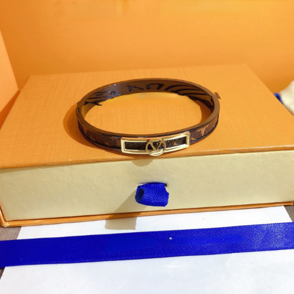 New Style Bracelets Women Bangle Designer Letter Jewelry Faux Leather 18K Gold Plated Stainless steel Womens Wristband Wedding Gifts Accessories S286
New Style Bracelets Women Bangle Designer Letter Jewelry Faux Leather 18K Gold Plated Stainless steel Womens Wristband Wedding Gifts Accessories S286
