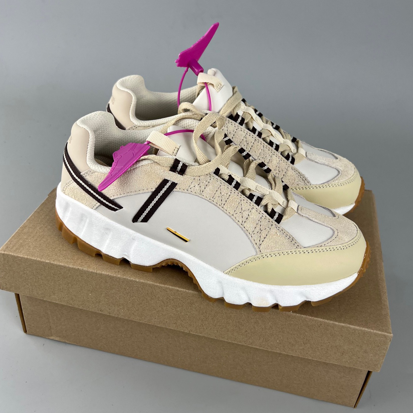 Shoes Running Jacquemu Humara LX Men Women Designer Light Bone Ale Brown Gold Outdoor Sneakers Size 36-45, Light bone gold
Shoes Running Jacquemu Humara LX Men Women Designer Light Bone Ale Brown Gold Outdoor Sneakers Size 36-45, Light bone gold