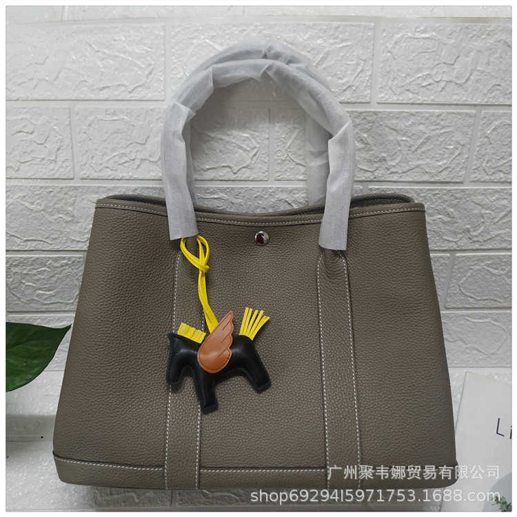 h bag Designer leather H ermese garden bag High end top hand bucket large capacity shopping mother, Not for sale do not shoot
h bag Designer leather H ermese garden bag High end top hand bucket large capacity shopping mother, Not for sale do not shoot