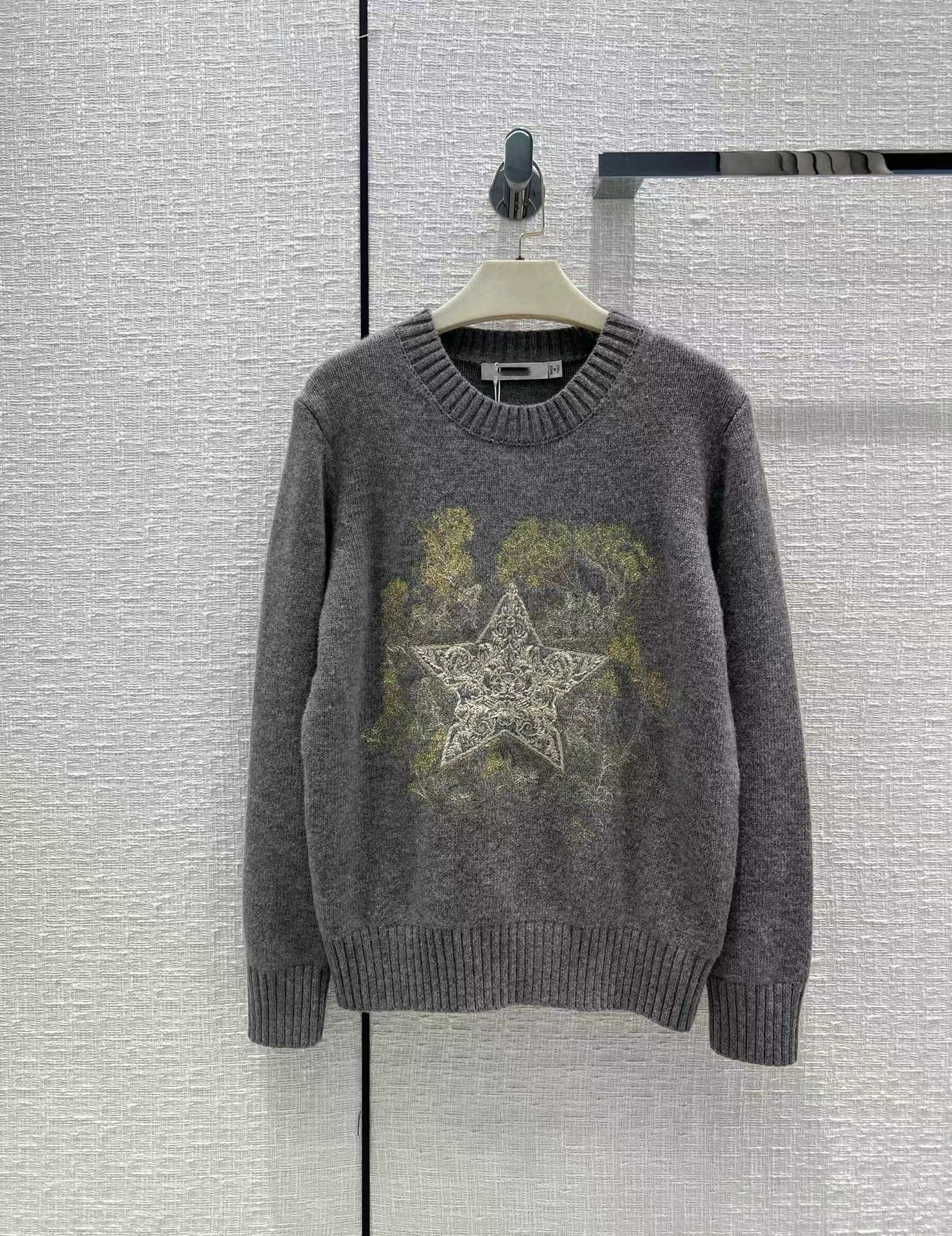 Women' Sweaters 2023 New Spring O Neck Long Sleeve Embroidery High End Jacquard Pullovers Women' Designer Sweater 1103-7, Gray
Women' Sweaters 2023 New Spring O Neck Long Sleeve Embroidery High End Jacquard Pullovers Women' Designer Sweater 1103-7, Gray