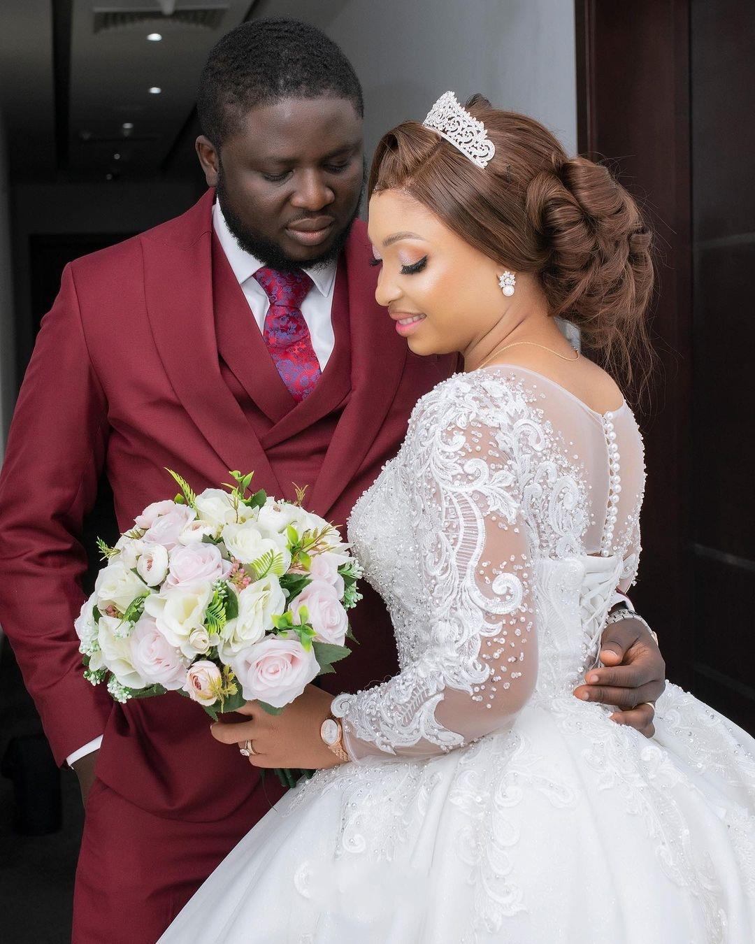 Luxury Chapel Train Ball Gown Wedding Dresses Long Sleeves Lace Appliques Beaded Crew Neck Arabic Dubai Nigeria White Satin Bridal Gowns Vestido De No