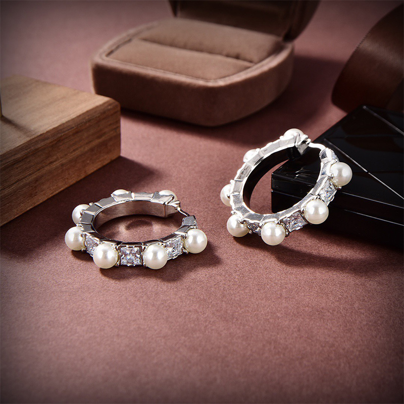 Earrings designer for women Luxurys woman Charm earrings solid color letters with diamondsearrings casual Pearls temperament hundred ladiesearrings very good
Earrings designer for women Luxurys woman Charm earrings solid color letters with diamondsearrings casual Pearls temperament hundred ladiesearrings very good