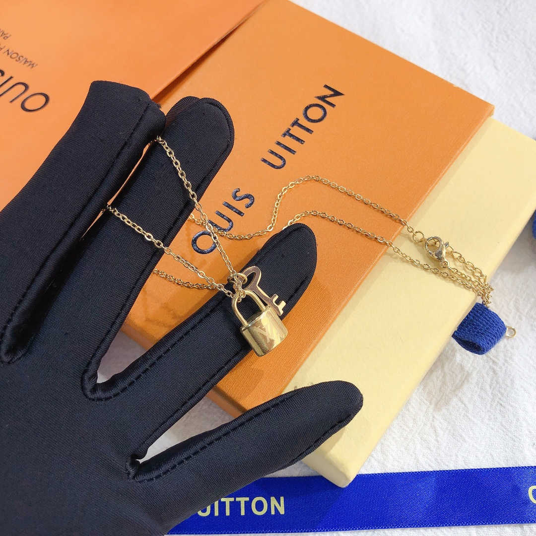 Luxury Design Necklace 18K Gold Plated Stainless Steel Necklaces Choker Chain Letter Pendant Fashion Womens Wedding Jewelry Accessories X328
Luxury Design Necklace 18K Gold Plated Stainless Steel Necklaces Choker Chain Letter Pendant Fashion Womens Wedding Jewelry Accessories X328