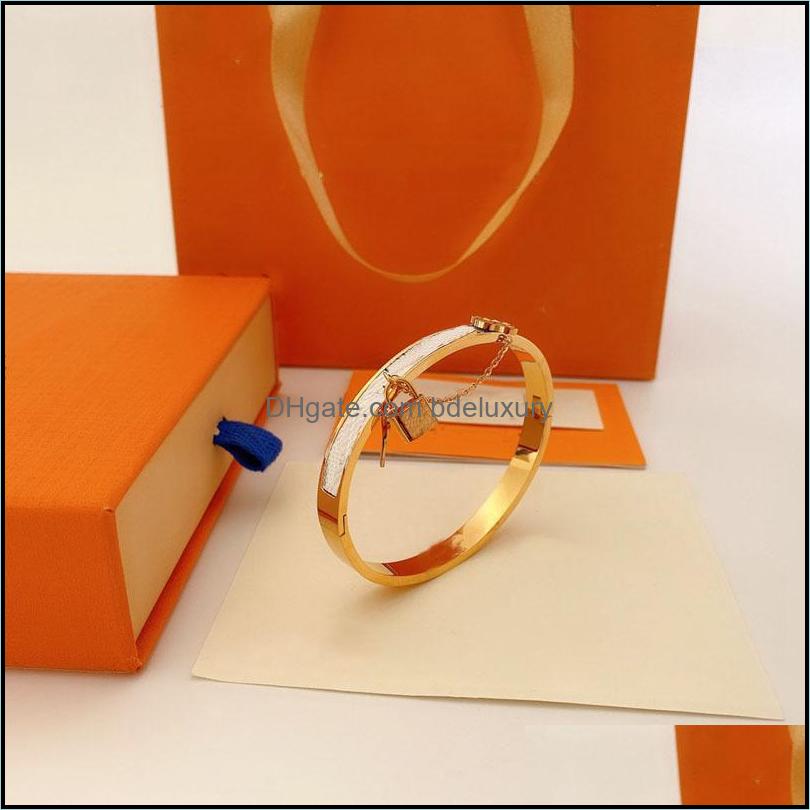 Bangle Luxury Designer Fashion Bangle Womens Or Mens Bracelet High Quality Leather Bag Pendant Couple Top Jewelry Supply Drop Delive Dh0Rm
Bangle Luxury Designer Fashion Bangle Womens Or Mens Bracelet High Quality Leather Bag Pendant Couple Top Jewelry Supply Drop Delive Dh0Rm