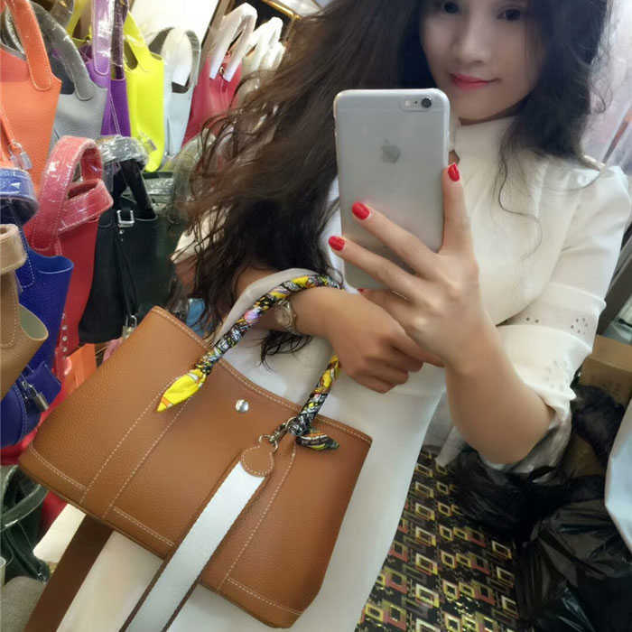 h bag Designer fashion head layer leather H ermese garden bag Autumn new women top real mother and child portable One Shoulder Messenger, Big red medium
h bag Designer fashion head layer leather H ermese garden bag Autumn new women top real mother and child portable One Shoulder Messenger, Big red medium