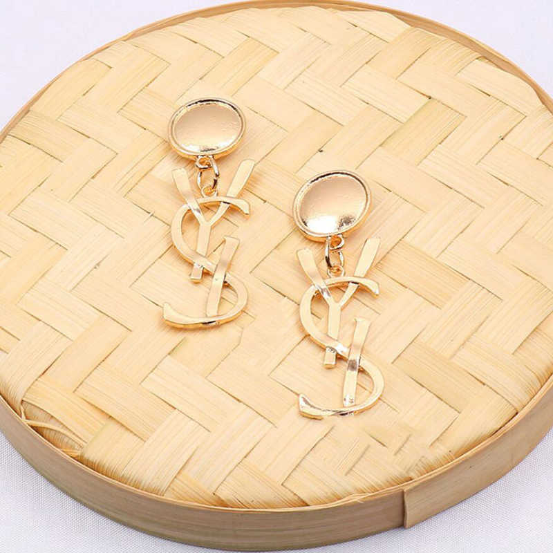 Fashion Womens Designers Earrings Ear Stud Women Designer Brand Letter Elegance Temperament Simple Ladies Wedding Party Jewelry Accessories
Fashion Womens Designers Earrings Ear Stud Women Designer Brand Letter Elegance Temperament Simple Ladies Wedding Party Jewelry Accessories