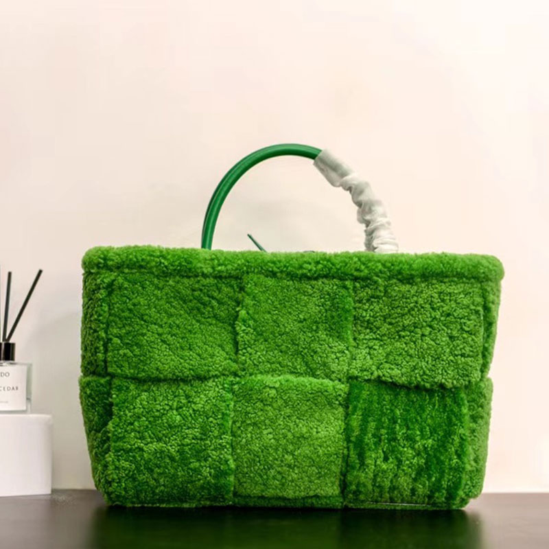 33cm Arco Wool Lamb Tote Bag Women Fashion Weave Handbags Shopping Bags Leather Handle Brand Letters Large Capacity Pocket Solid Color
33cm Arco Wool Lamb Tote Bag Women Fashion Weave Handbags Shopping Bags Leather Handle Brand Letters Large Capacity Pocket Solid Color