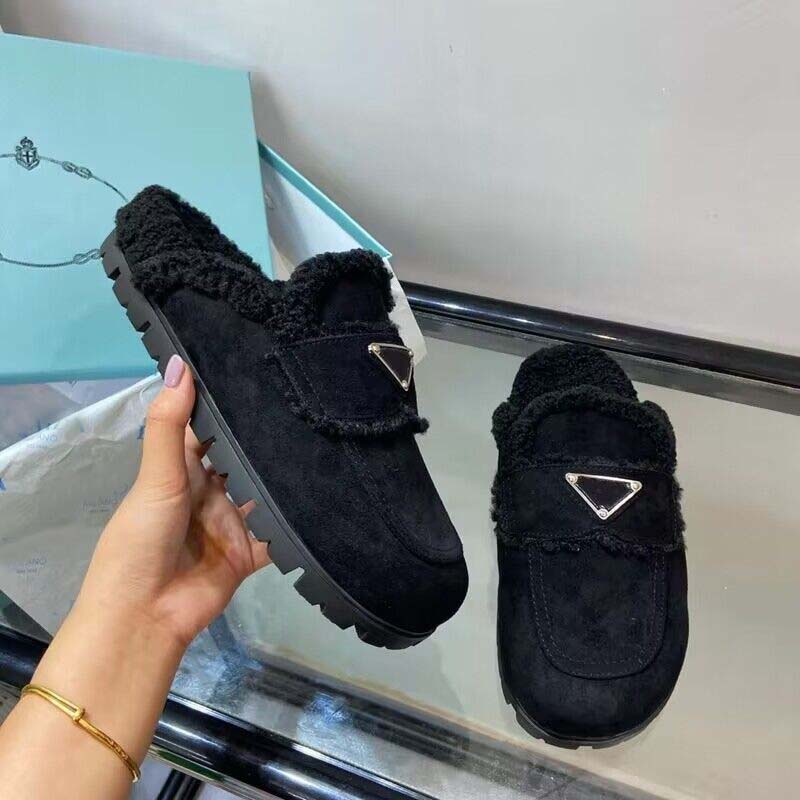 Winter warm slipper luxury designer flat shoes woman Triangle logo-plaque shearling backless loafer Lug rubber Sole with box 35-41 with box
Winter warm slipper luxury designer flat shoes woman Triangle logo-plaque shearling backless loafer Lug rubber Sole with box 35-41 with box
