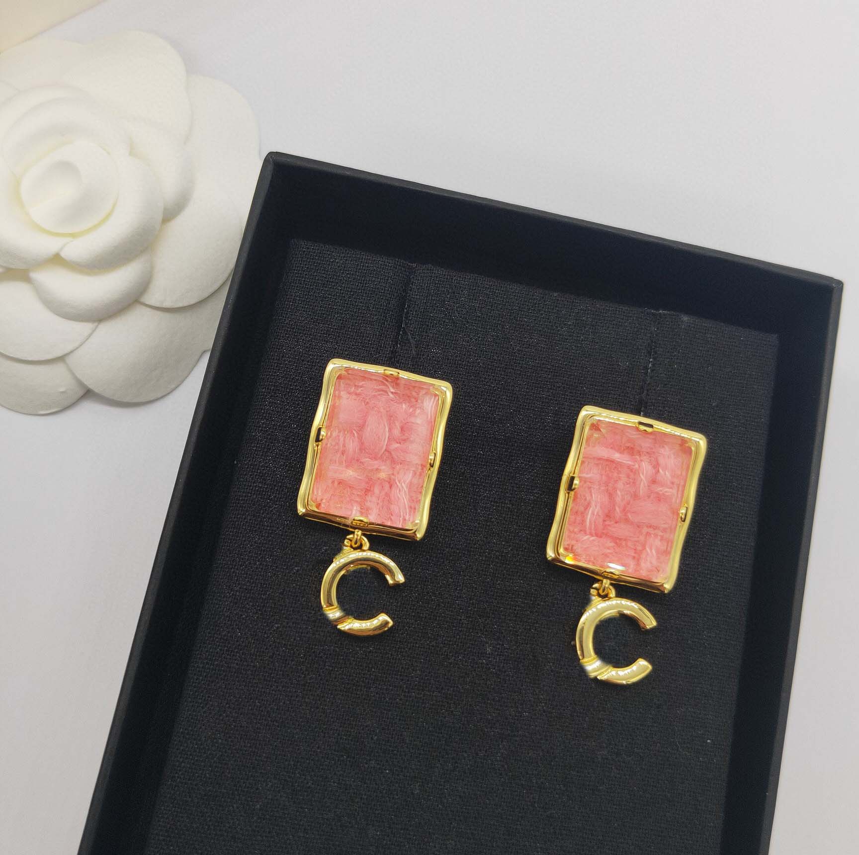 2022 Luxury quality charm Simple design rectangle shape drop earring have box stamp PS3488A
2022 Luxury quality charm Simple design rectangle shape drop earring have box stamp PS3488A
