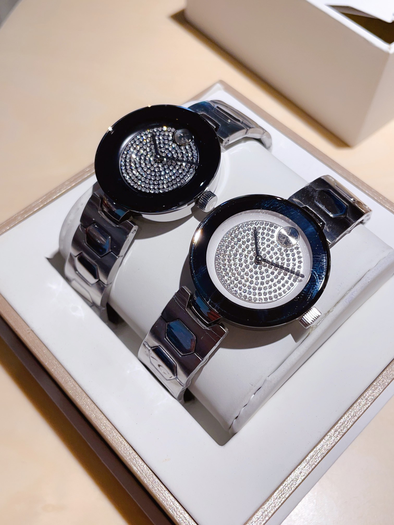 Full Diamond Womens Watch Fashion Designer Classic Watch 36mm Swiss Movement Stainless Steel Case Band K1 Crystal Glass, Style 2
Full Diamond Womens Watch Fashion Designer Classic Watch 36mm Swiss Movement Stainless Steel Case Band K1 Crystal Glass, Style 2