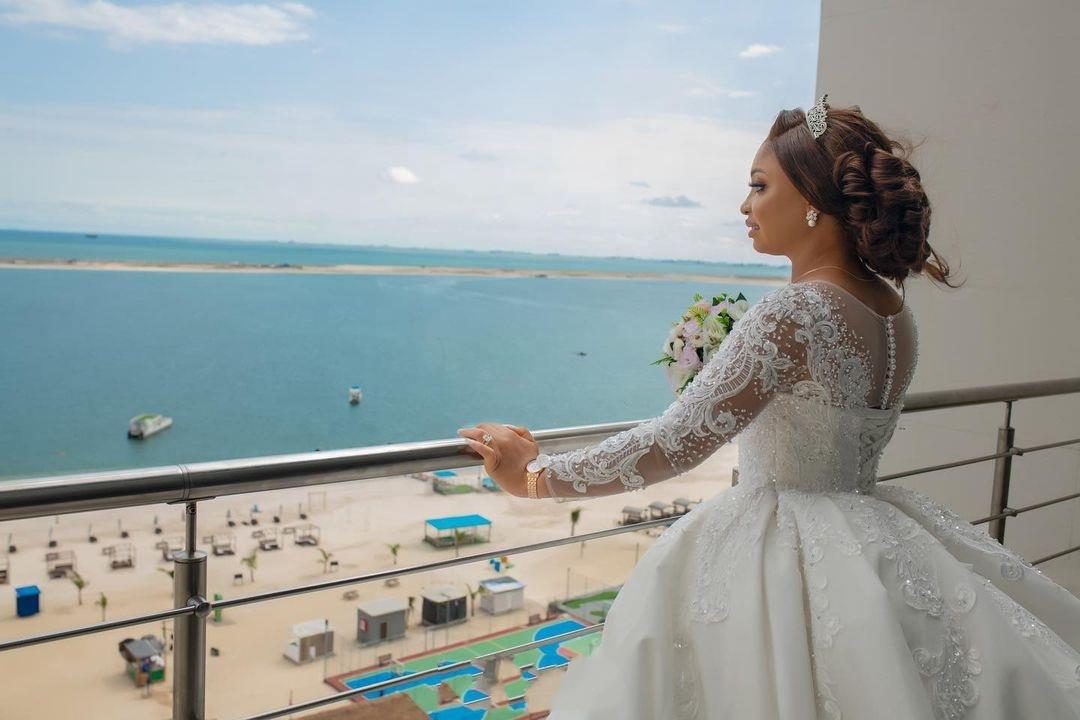 Luxury Chapel Train Ball Gown Wedding Dresses Long Sleeves Lace Appliques Beaded Crew Neck Arabic Dubai Nigeria White Satin Bridal Gowns Vestido De No