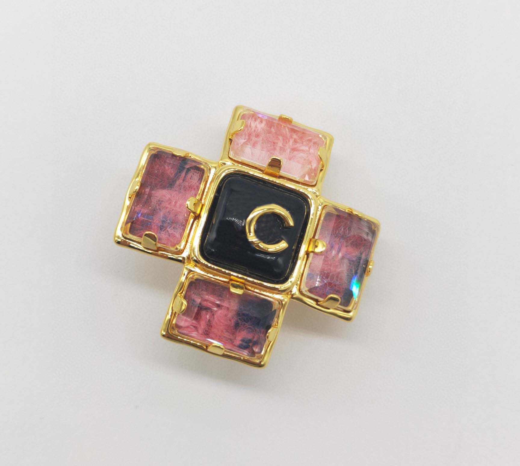2022 Luxury quality charm brooch with black and pink color metal words have box stamp PS3484A
2022 Luxury quality charm brooch with black and pink color metal words have box stamp PS3484A