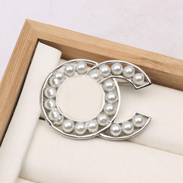 23ss 2color Hollow Luxury Brand Designers Letters Brooches Vintage 18K Gold Plated Brooch Suit Pin Fashion Jewelry Accessorie Wedding Gift
23ss 2color Hollow Luxury Brand Designers Letters Brooches Vintage 18K Gold Plated Brooch Suit Pin Fashion Jewelry Accessorie Wedding Gift