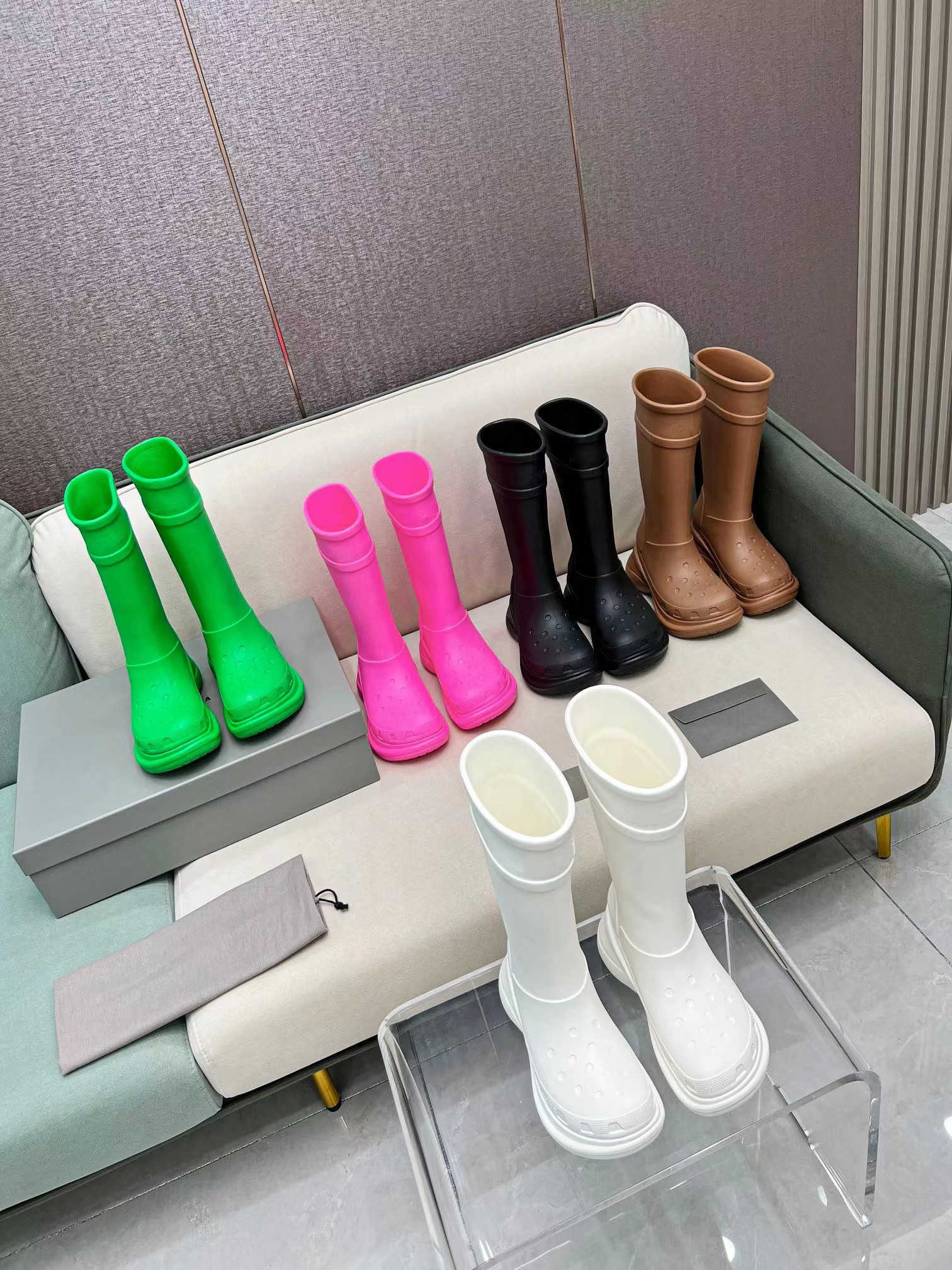 Luxury Designer Rain Boots Ankle Boot Long crsc Boot Paris Outdoor 2.0 autumn and winter knight High Platform Big Head Jelly Thick Bottom Non-Slip size 35-45, Real pic pls contact
Luxury Designer Rain Boots Ankle Boot Long crsc Boot Paris Outdoor 2.0 autumn and winter knight High Platform Big Head Jelly Thick Bottom Non-Slip size 35-45, Real pic pls contact