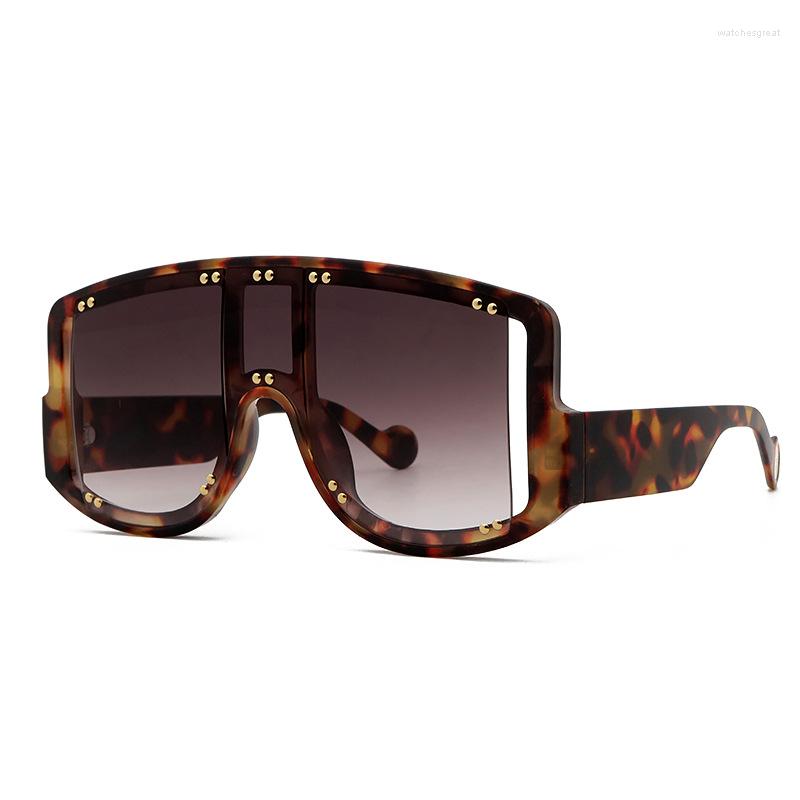 Sunglasses Retro Men's And Women's European American Large Frameless Personality Catwalk
Sunglasses Retro Men's And Women's European American Large Frameless Personality Catwalk