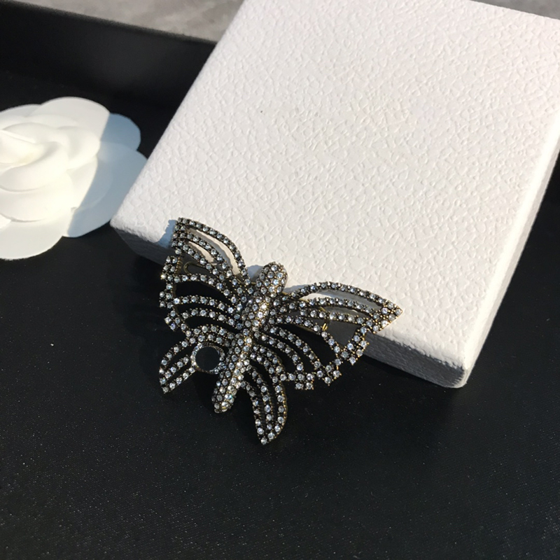 Desinger Womens Brooch Diamond Trend Brooch Stylish Mens Light Luxury Brooches Classic Fashion All Match Exquisite Brooches For Woman D22110804JX
Desinger Womens Brooch Diamond Trend Brooch Stylish Mens Light Luxury Brooches Classic Fashion All Match Exquisite Brooches For Woman D22110804JX