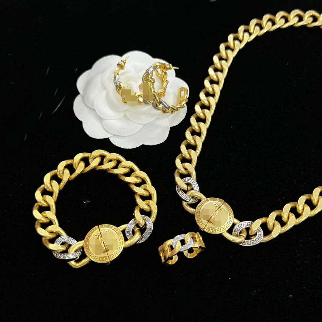 Fashion Designer Necklaces V Pendant Banshee Medusa Head 18K Gold Plated Bracelets Earrings Rings Birthday Festive Engagement Gifts MN6 --02
Fashion Designer Necklaces V Pendant Banshee Medusa Head 18K Gold Plated Bracelets Earrings Rings Birthday Festive Engagement Gifts MN6 --02