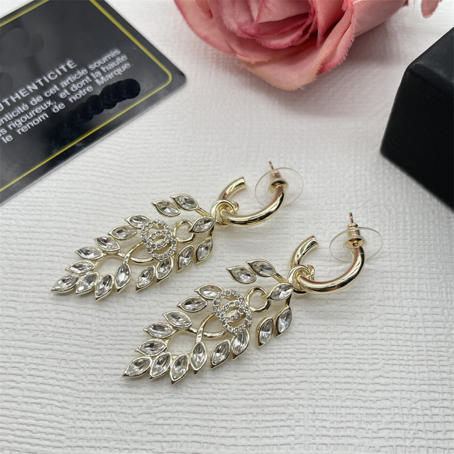 Designer Womens Jewelry C C Letters Earrings Luxury Brand Earring Men Formal Women Diamonds Pendant Studs Hoop Ear Rings Wedding Party New
Designer Womens Jewelry C C Letters Earrings Luxury Brand Earring Men Formal Women Diamonds Pendant Studs Hoop Ear Rings Wedding Party New