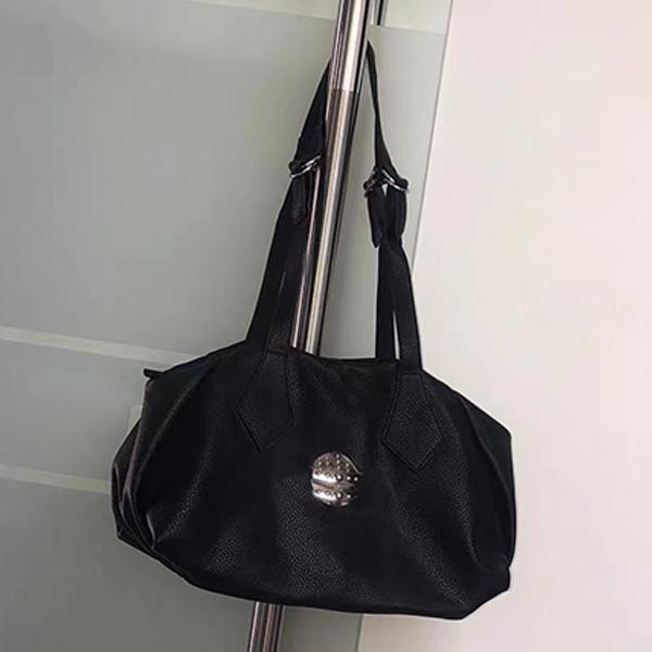Designer Vivie black Classic large Saturn Tote bags Large capacity Motorcycle package handbag chain dark shoulder Stray hobos big bag Punk
Designer Vivie black Classic large Saturn Tote bags Large capacity Motorcycle package handbag chain dark shoulder Stray hobos big bag Punk