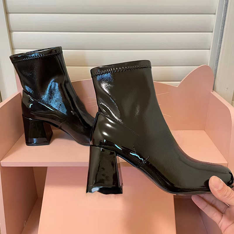 Brand Boots short in autumn and winter of 2022 female bright leather chain thick high heel Martin boots, Black
Brand Boots short in autumn and winter of 2022 female bright leather chain thick high heel Martin boots, Black