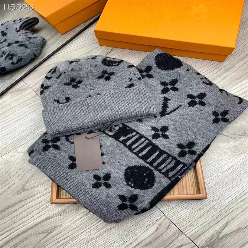 20SS New Designer Scarf Hat Set Mens Womens Winter Warm Beanie and Scarves Sets Quality Exquisite High Hats & Scarves
20SS New Designer Scarf Hat Set Mens Womens Winter Warm Beanie and Scarves Sets Quality Exquisite High Hats & Scarves