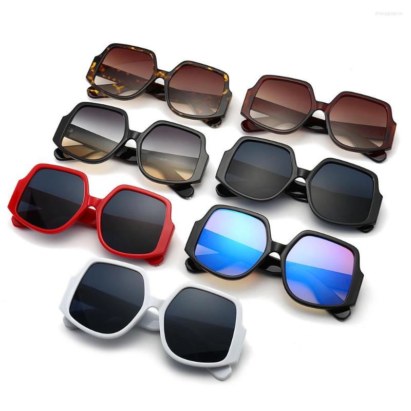 Sunglasses Retro Fashion Women Brand Designer Vintage Sun Glasses Female Lady UV400 Oculos Grandient Shades
Sunglasses Retro Fashion Women Brand Designer Vintage Sun Glasses Female Lady UV400 Oculos Grandient Shades