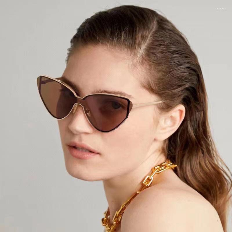 Sunglasses High-Quality Designer Triangle Women Butterfly Holographic Rainbow Lens Sun Glasses UV400 Shades Eyewear
Sunglasses High-Quality Designer Triangle Women Butterfly Holographic Rainbow Lens Sun Glasses UV400 Shades Eyewear