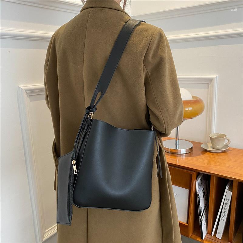 Evening Bags Simple Fashion Solid Color Shoulder Bag Women Versatile In Autumn Winter Textured Large Capacity Messenger Daughter Mother, Khaki
Evening Bags Simple Fashion Solid Color Shoulder Bag Women Versatile In Autumn Winter Textured Large Capacity Messenger Daughter Mother, Khaki