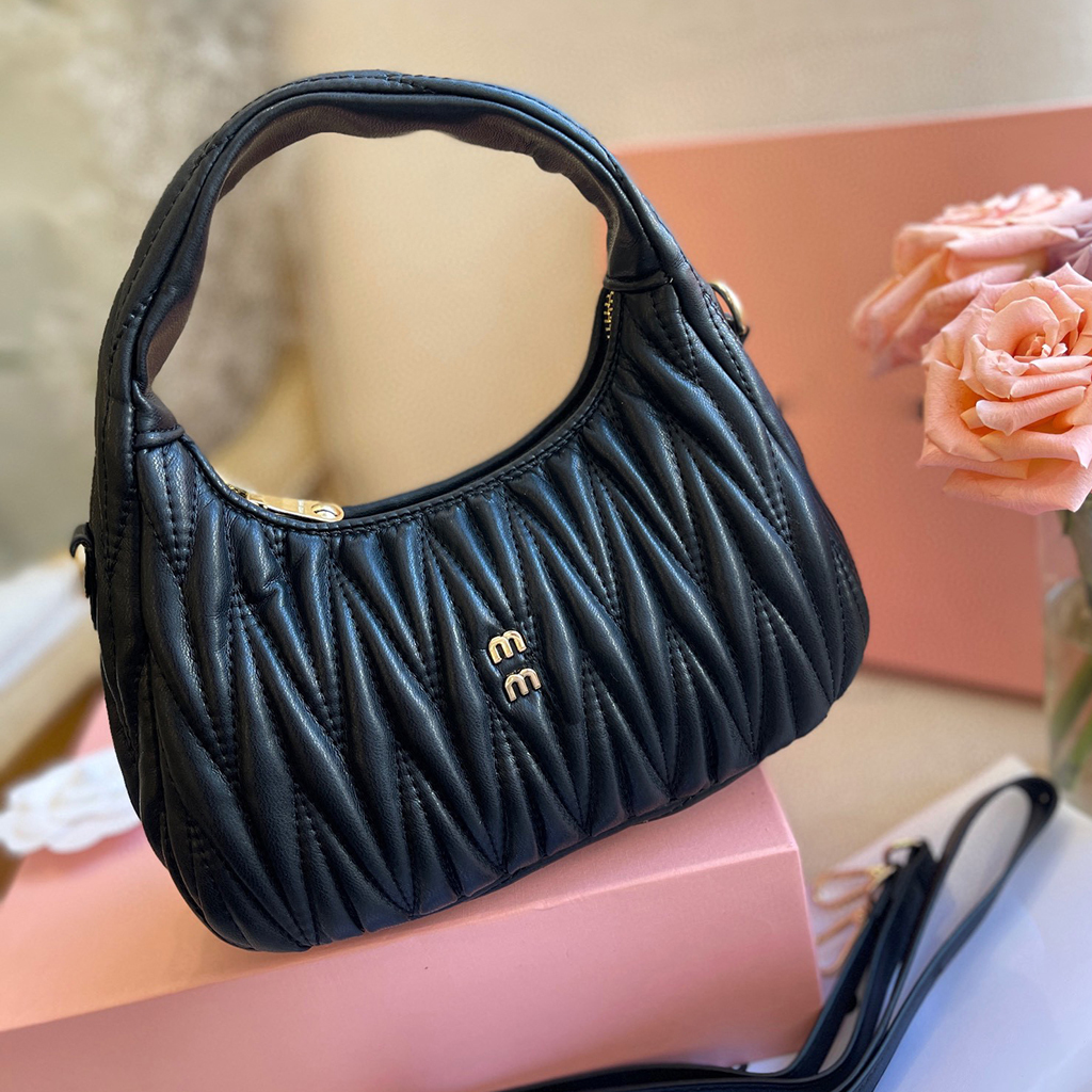 Women classic chain Designer shoulder bags Fashion Boston Pillow bag style Luxury wallet womens Crossbody fold bag Hobo Totes purses, Black
Women classic chain Designer shoulder bags Fashion Boston Pillow bag style Luxury wallet womens Crossbody fold bag Hobo Totes purses, Black