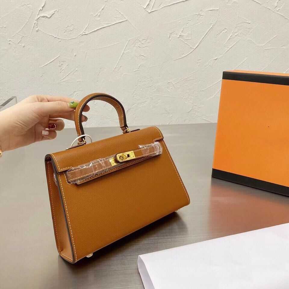 Fashion Handbags Leather Herme bag 24K hardware distribution pony scarf 22cm, Not for sale do not shoot
Fashion Handbags Leather Herme bag 24K hardware distribution pony scarf 22cm, Not for sale do not shoot