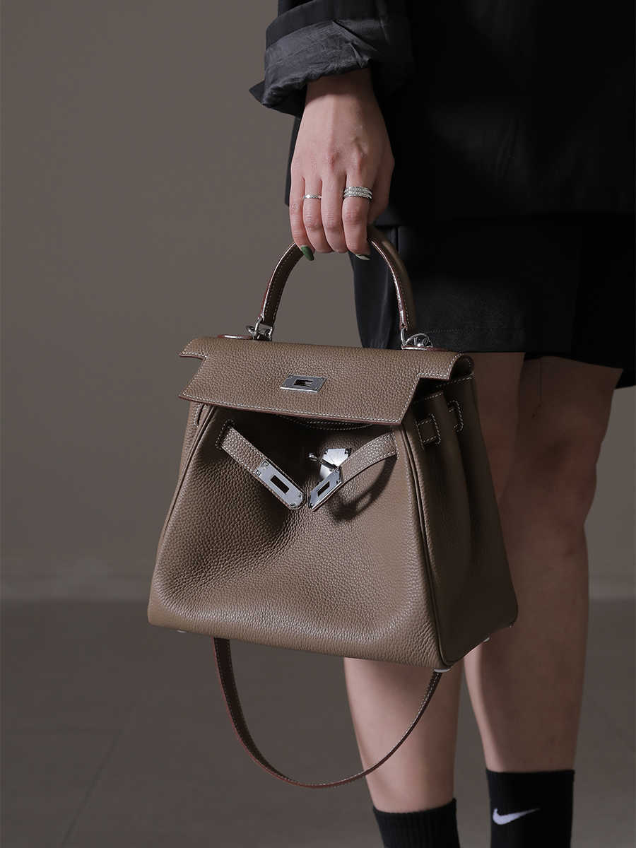Handheld Herme Designer Bags Silver Buckle TC Leather Litchi Pattern High Setting H One Shoulder Oblique Straddle Cow women, Not for sale do not shoot
Handheld Herme Designer Bags Silver Buckle TC Leather Litchi Pattern High Setting H One Shoulder Oblique Straddle Cow women, Not for sale do not shoot