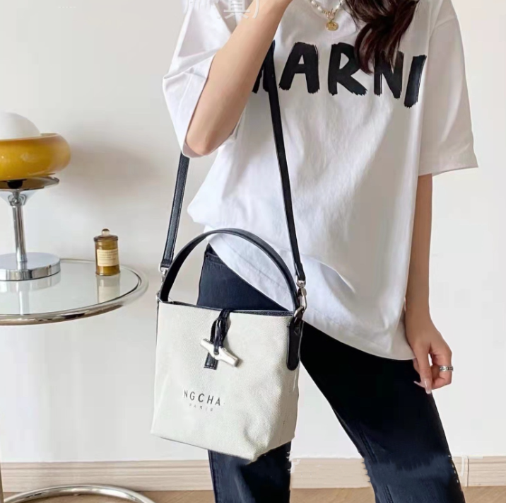 Bamboo Joint Canvas Bucket Bag Women's Hand Shoulder Messenger Bags Popular Female Purse Backpak, As pic
Bamboo Joint Canvas Bucket Bag Women's Hand Shoulder Messenger Bags Popular Female Purse Backpak, As pic
