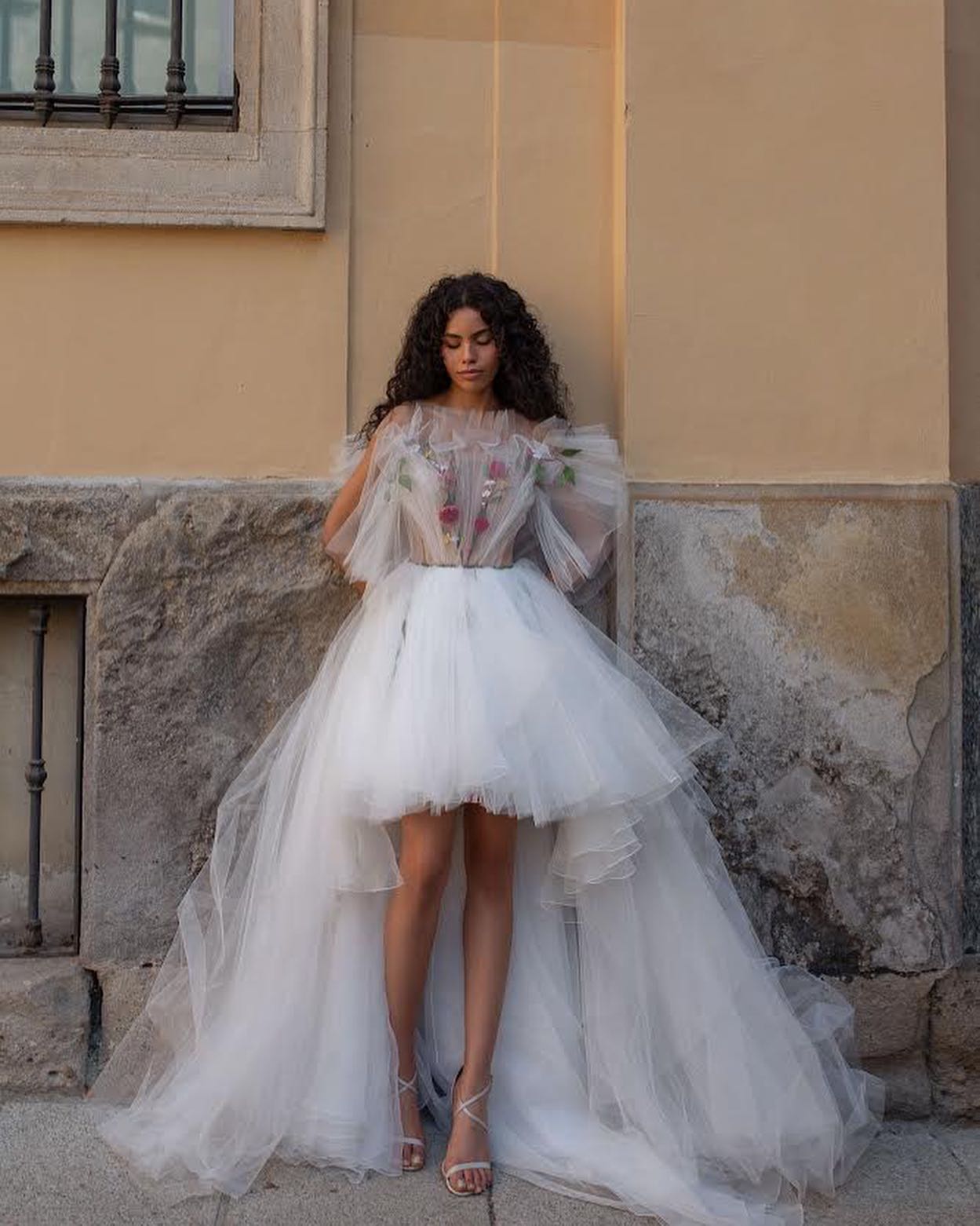 High Low Wedding Dresses A Line Bridal Gowns Appliqued Bateau Neckline Pleated Sweep Train Tulle Short Vestido De Novia