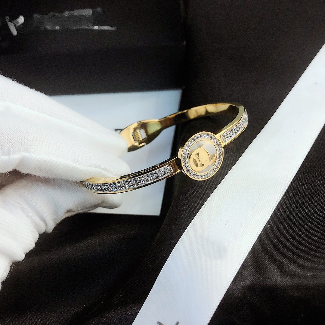 2022 Fashionable Bracelets Bangle Designer Letter Crystal 18K Gold Plated Stainless steel Bracelet Fashion Jewelry Men and Women bracelets S132
2022 Fashionable Bracelets Bangle Designer Letter Crystal 18K Gold Plated Stainless steel Bracelet Fashion Jewelry Men and Women bracelets S132