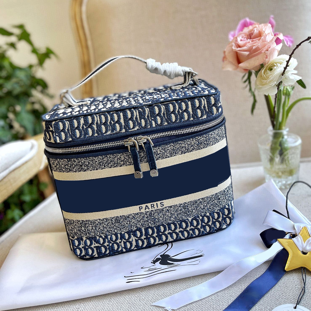 Designer Women handbag Woman cosmetic bags makeup bag travel pouch large-capacity handbags Embroidery letters make up ladies purses toiletry bag, Free package
Designer Women handbag Woman cosmetic bags makeup bag travel pouch large-capacity handbags Embroidery letters make up ladies purses toiletry bag, Free package