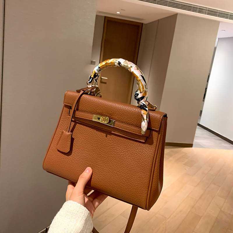 Handheld Herme Designer Bags Hong Kong Litchi Pattern 2022 New Fashion Premium Hand Versatile One Shoulder Crossbody Female, Not for sale do not shoot
Handheld Herme Designer Bags Hong Kong Litchi Pattern 2022 New Fashion Premium Hand Versatile One Shoulder Crossbody Female, Not for sale do not shoot