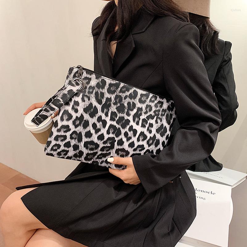Evening Bags Larger Capacity Handbag Female 2022 Women'S Clutch Fashion Leopard Print Retro Square Bag Casual
Evening Bags Larger Capacity Handbag Female 2022 Women'S Clutch Fashion Leopard Print Retro Square Bag Casual