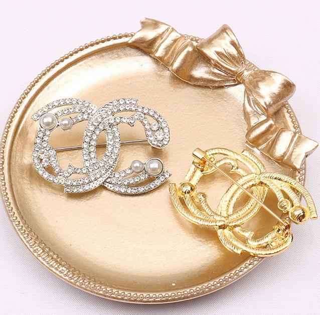 23ss 2color Simple Luxury Brand Designers Letters Brooches Vintage 18K Gold Plated Brooch Zircon Suit Pin Fashion Jewelry Accessorie Wedding Gift
23ss 2color Simple Luxury Brand Designers Letters Brooches Vintage 18K Gold Plated Brooch Zircon Suit Pin Fashion Jewelry Accessorie Wedding Gift