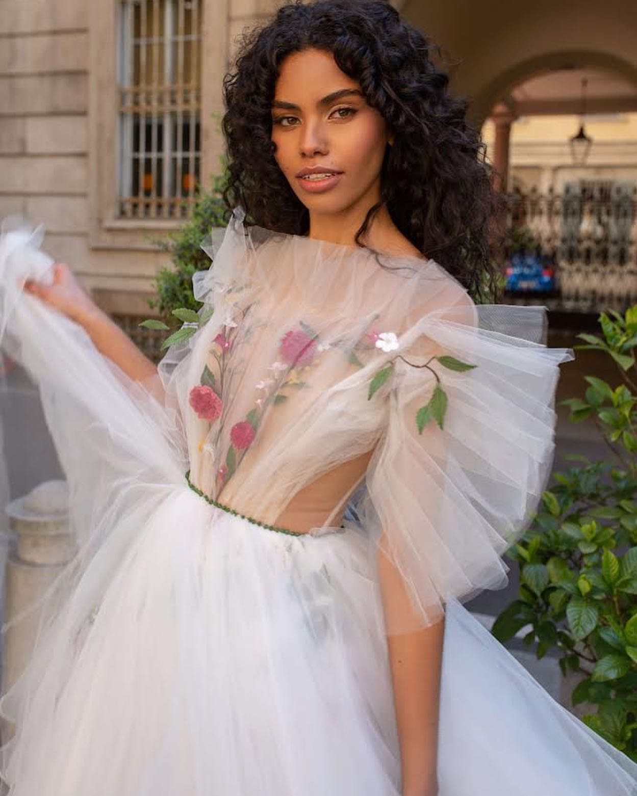 High Low Wedding Dresses A Line Bridal Gowns Appliqued Bateau Neckline Pleated Sweep Train Tulle Short Vestido De Novia