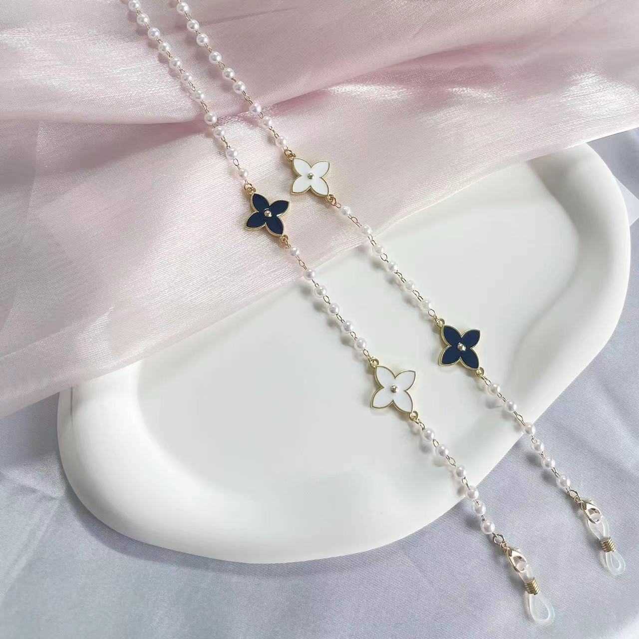 Fashionable small fragrant air vent cover chain four leaf grass temperament neck hook eyewear chain headset loss prevention
Fashionable small fragrant air vent cover chain four leaf grass temperament neck hook eyewear chain headset loss prevention