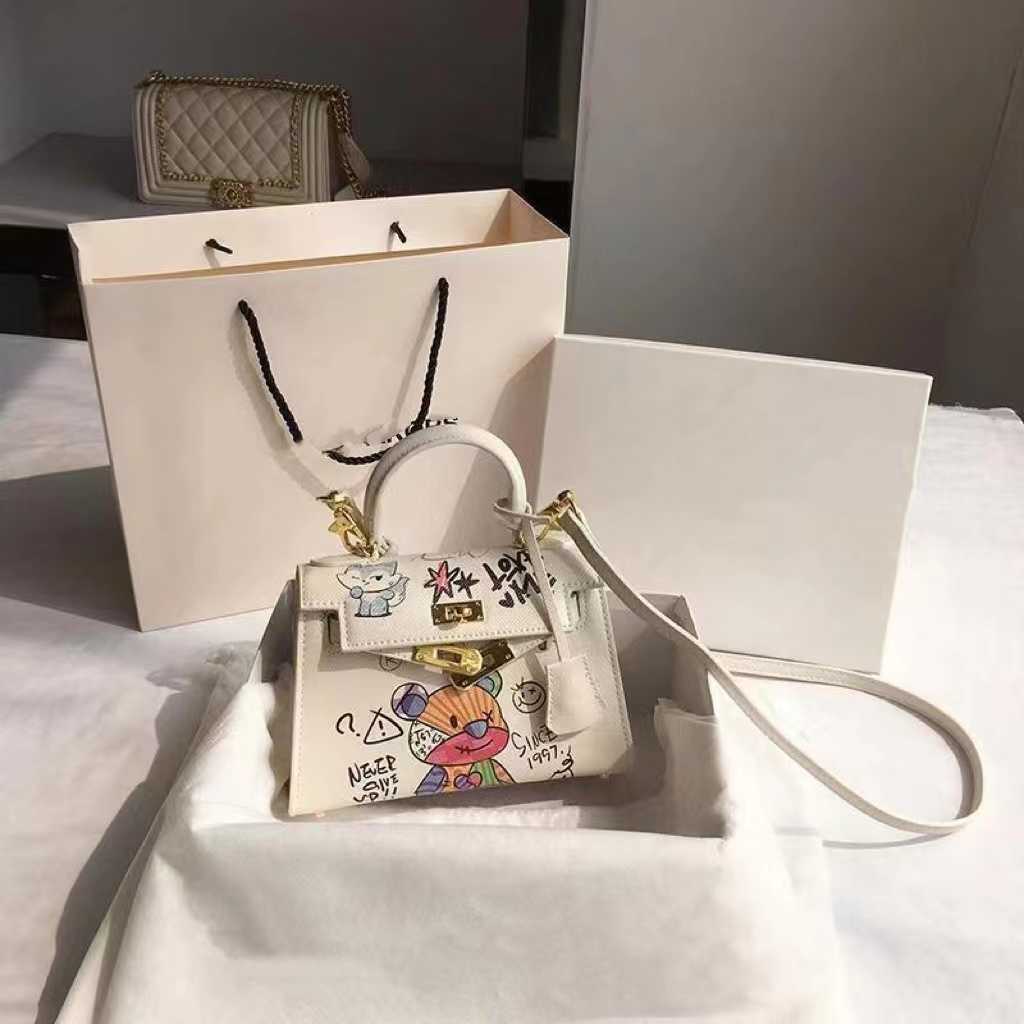 Handheld Herme Designer Bags Fashion Summer Versatile Bear Graffiti Women 2022 New Crossbody, Not for sale do not shoot
Handheld Herme Designer Bags Fashion Summer Versatile Bear Graffiti Women 2022 New Crossbody, Not for sale do not shoot
