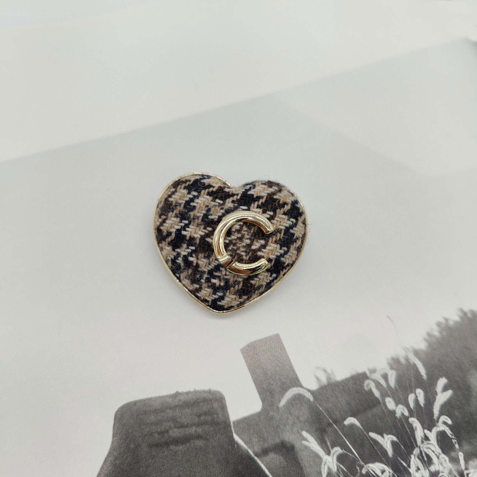 2022 Luxury quality charm brooch with cell design in 18k gold plated have box stamp PS3494A
2022 Luxury quality charm brooch with cell design in 18k gold plated have box stamp PS3494A