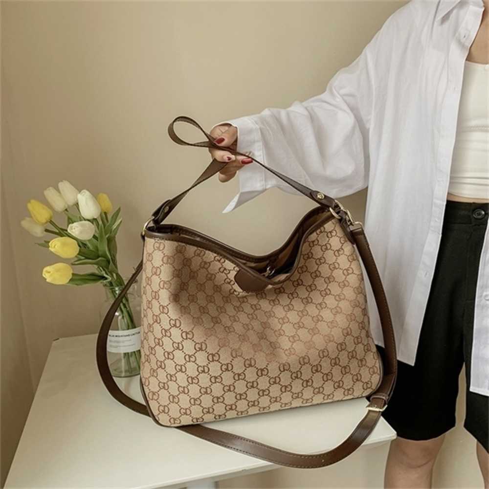 Designer bag tote bag 2023 spring New Women's handbag old flower large single letter makes fashion simple, Brown trumpet
Designer bag tote bag 2023 spring New Women's handbag old flower large single letter makes fashion simple, Brown trumpet